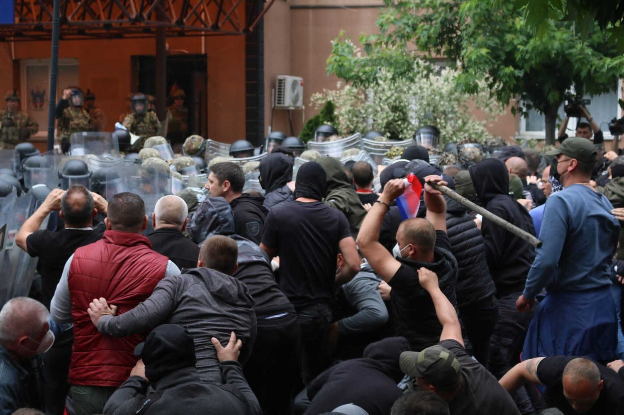 Doi militari moldoveni au fost răniți în confruntările cu protestatari din nordul Kosovo