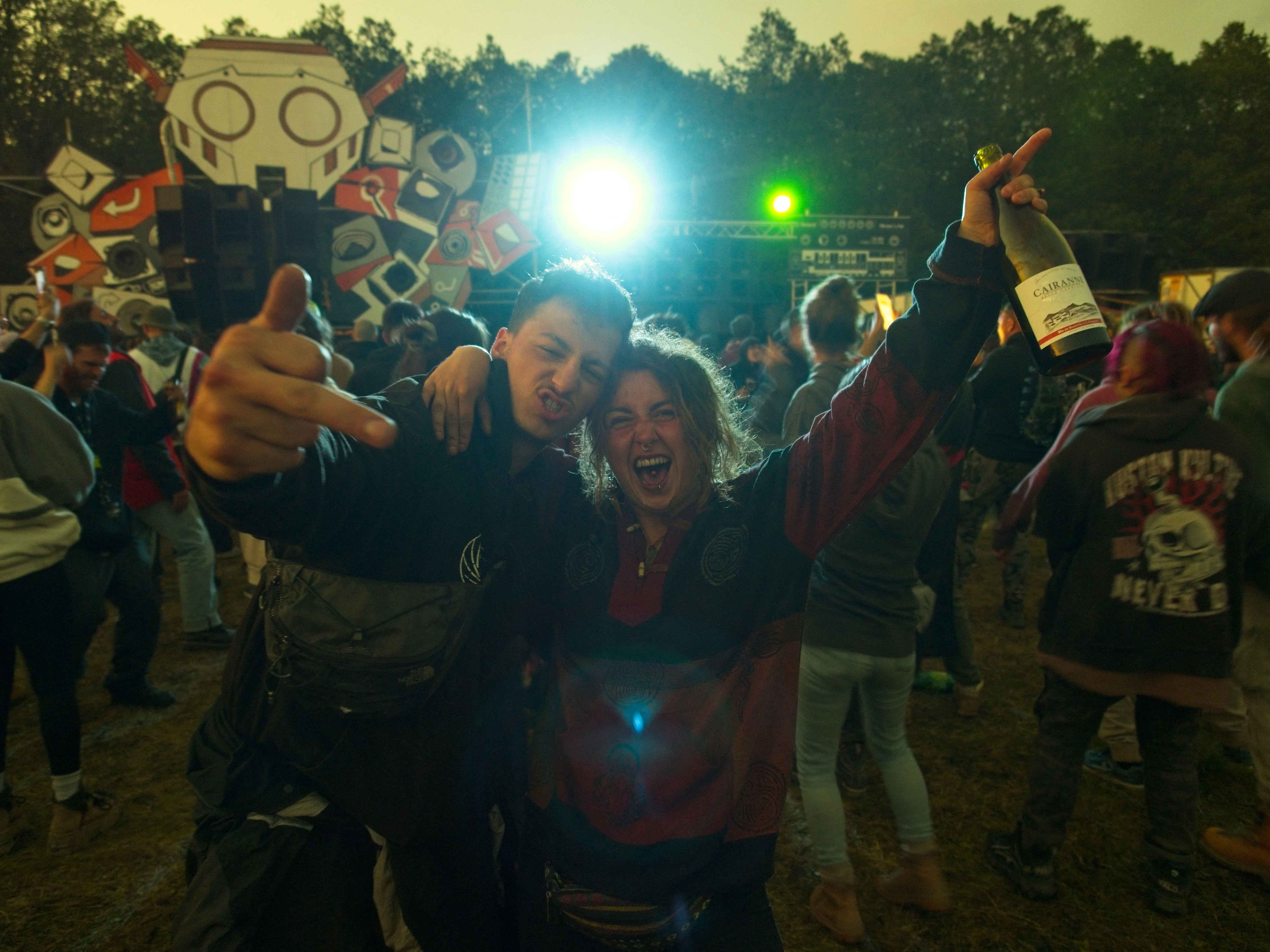 Un festival uriaș a apărut peste noapte în Franța. Zeci de mii de oameni participă la petrecerea ilegală