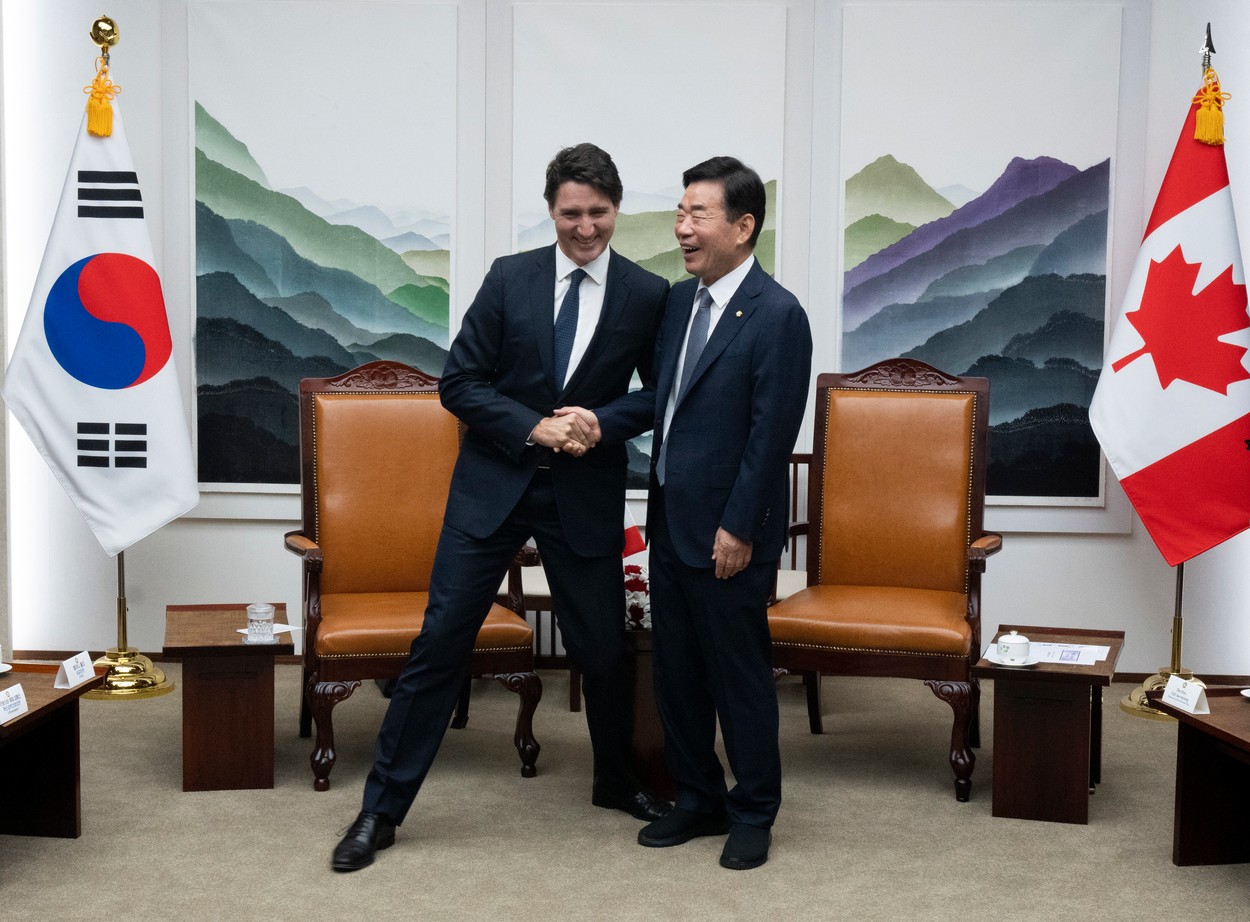 „A făcut din nou de râs Canada în străinătate”. Gestul controversat pe care l-a făcut premierul Justin Trudeau în Coreea de Sud