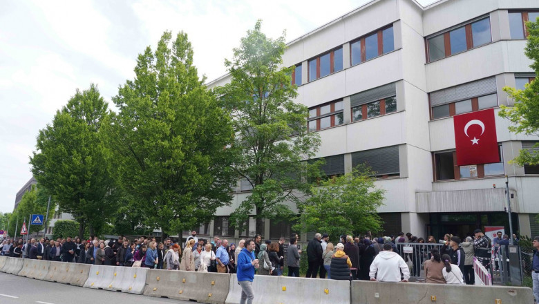 Alegătorii turci stau la coadă în Stuttgart pentru a vota în cel de-al doilea tur de scrutin al alegerilor prezidențiale din Turcia pe 20 mai 2023.