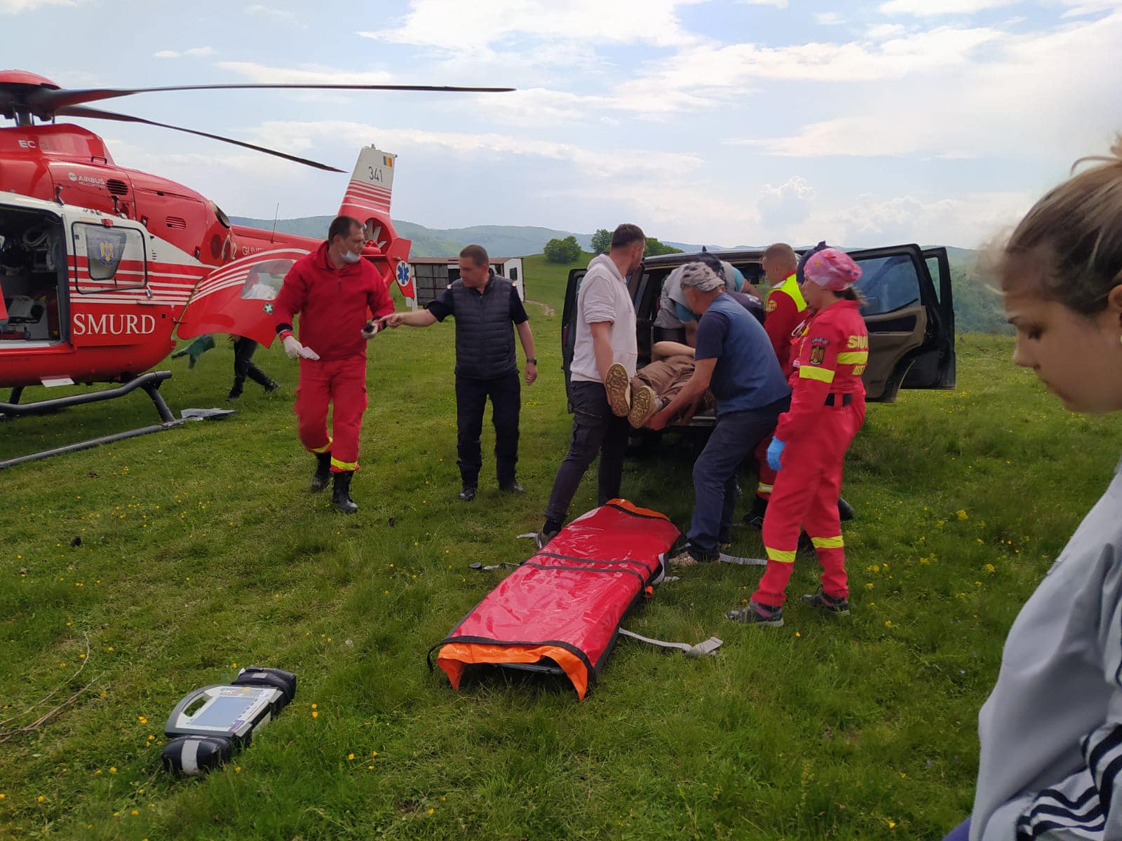 Un bărbat din județul Hunedoara a fost prins sub tractorul pe care îl conducea
