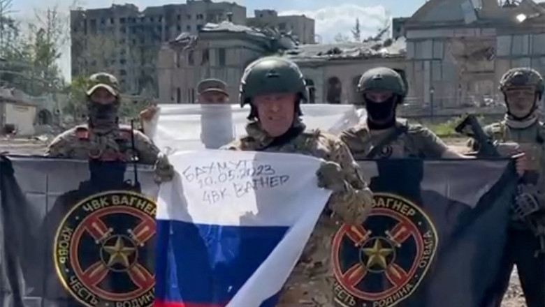 Liderul mercenarilor Wagner, Evgheni Prigojin, ține un steag rusesc în Bahmut, pe 20 mai 2023.