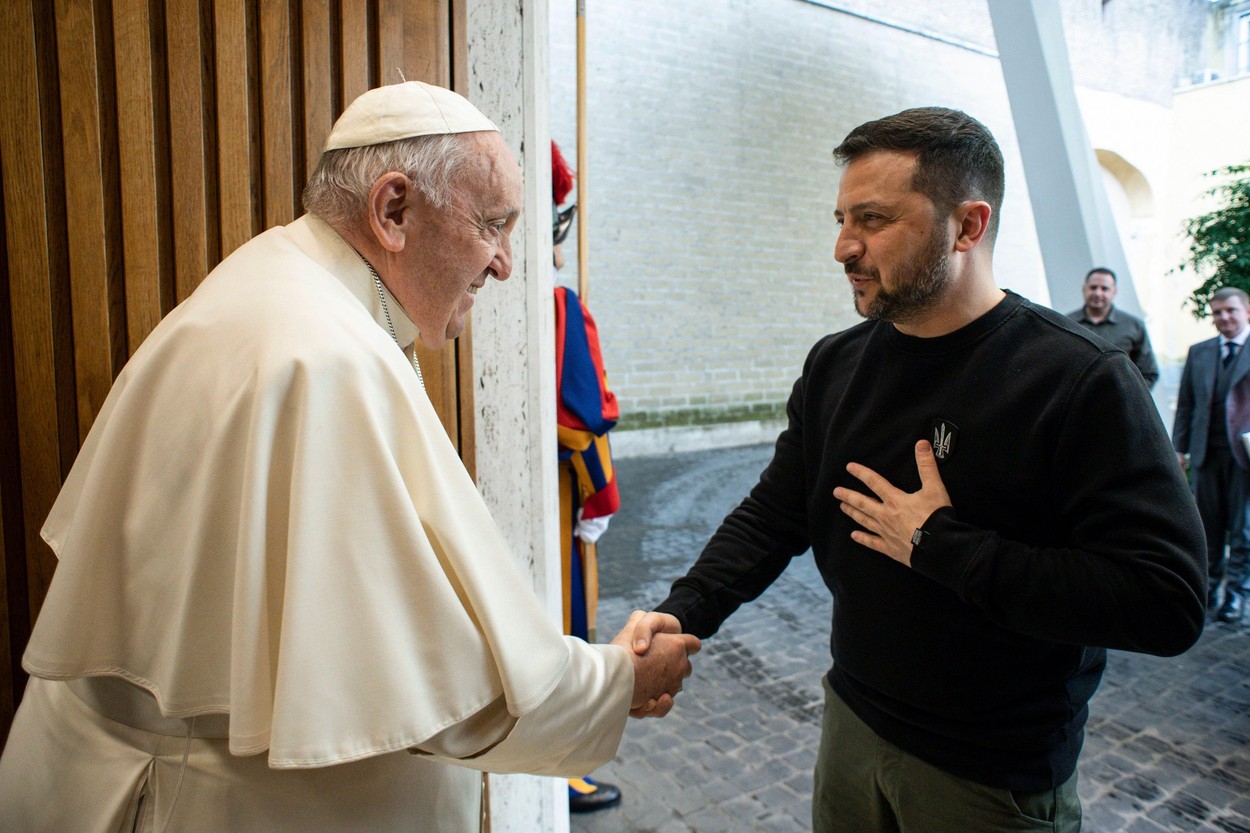 Papa Francisc va trimite un cardinal să se întâlnească separat cu Putin și Zelenski, în încercarea de a aduce pacea în Ucraina
