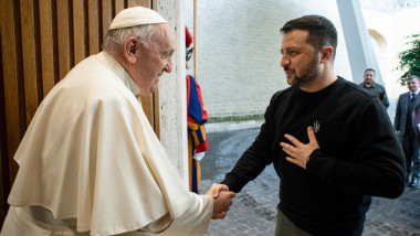 Papa Francisc îi strânge mâna președintelui Ucrainei Volodimir Zelenski în timpul vizitei efectuate de acesta din urmă la Vatican pe 13 mai 2023.