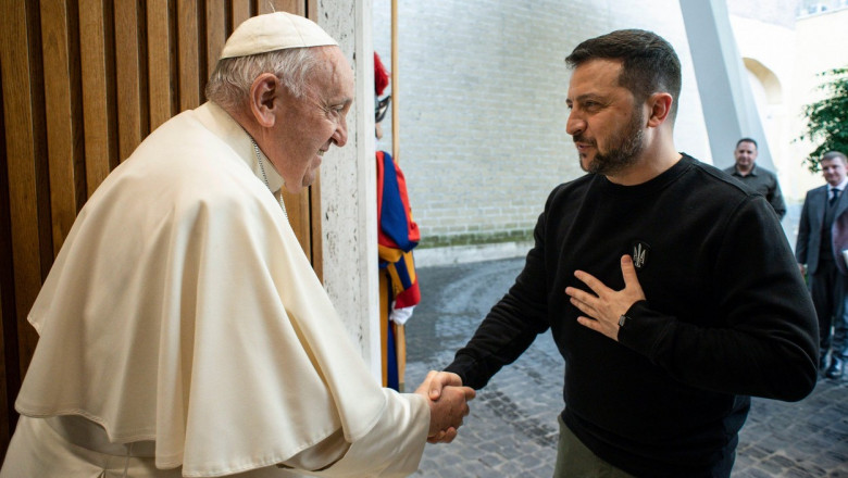 Papa Francisc îi strânge mâna președintelui Ucrainei Volodimir Zelenski în timpul vizitei efectuate de acesta din urmă la Vatican pe 13 mai 2023.