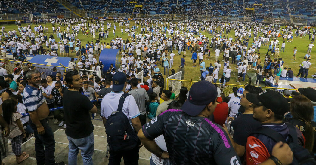 Busculadă pe un stadion din El Salvador: Cel puţin 9 oameni au murit călcați în picioare