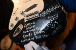 O chitară spartă pe scenă de Kurt Cobain a fost vândută pentru 600.000 de dolari la licitaţie în SUA