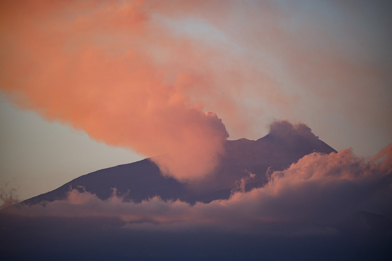 Vulcanul Etna a intrat din nou în erupţie. Aeroportul Catania, din apropiere, a fost închis