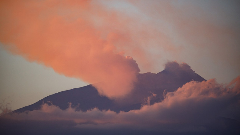 O coloană de cenușă iese din vulcanul Etna pe 11 iunie 2022.
