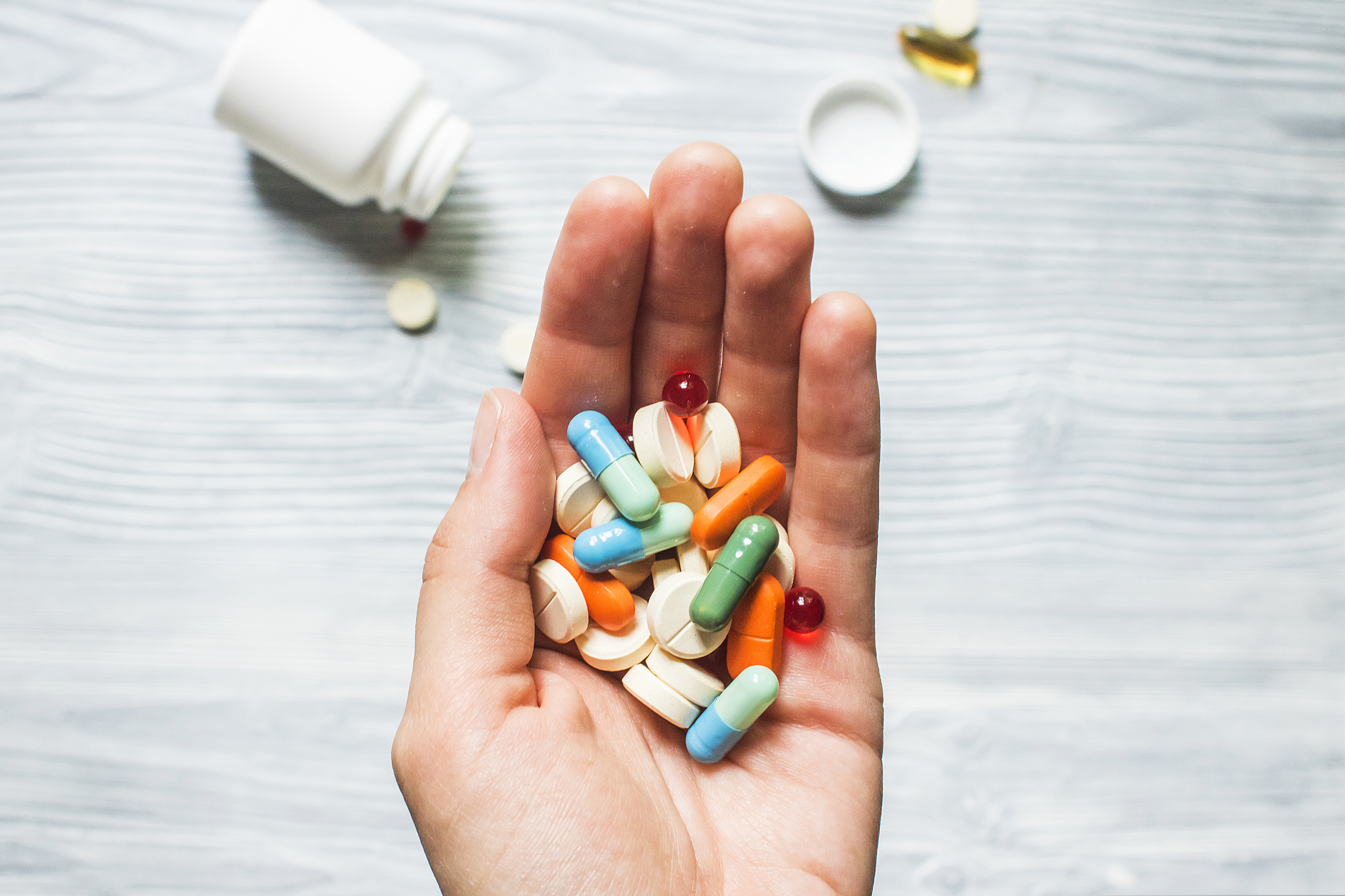 Consiliul Concurenței: Oamenii cheltuie mai mulți bani pe suplimente alimentare, decât pe medicamente. E nevoie de o verificare