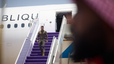Președintele Volodimir Zelenski coboară scările unui avion franțuzesc la Jeddah, pe 19 mai 2023.