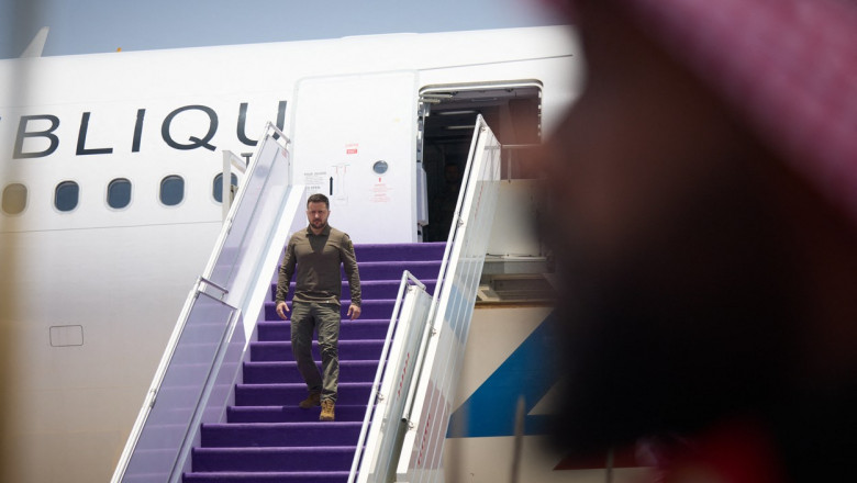 Președintele Volodimir Zelenski coboară scările unui avion franțuzesc la Jeddah, pe 19 mai 2023.