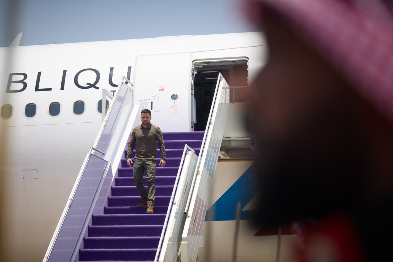 Cum a ajuns Zelenski să zboare cu un avion al Franței la summitul G7