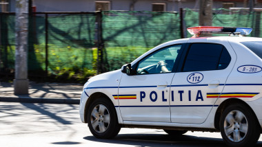 masina de politie pe strada