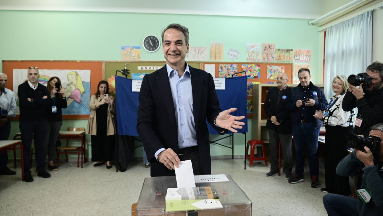 Premierul Greciei Kyriakos Mitsotakis votează în cadrul alegerilor parlamentare, la Atena, pe 21 mai 2023.