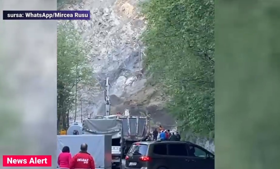 VIDEO Alunecare de teren pe DN 17B, în Suceava. Traficul este oprit