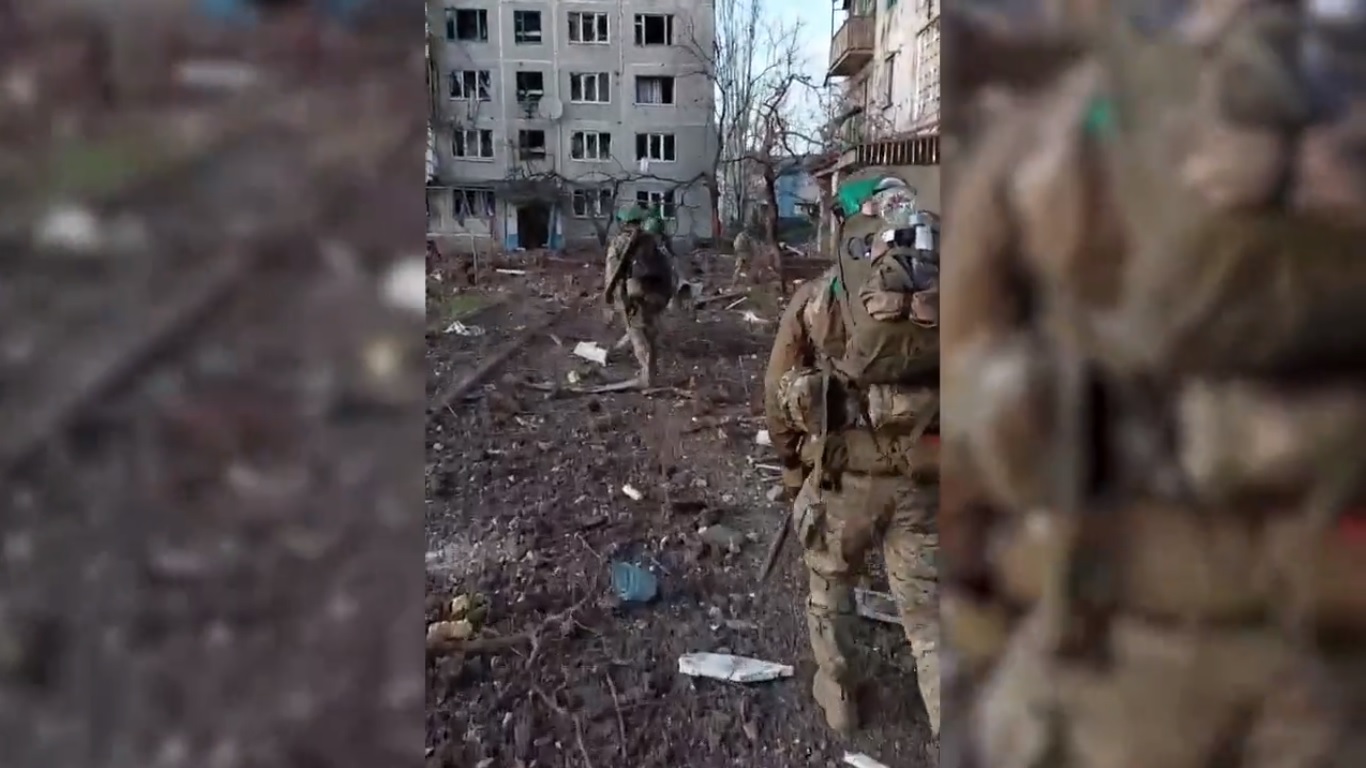 Forțele speciale ucrainene publică imagini din Bahmut, după ce rușii au susținut că au capturat orașul