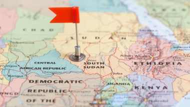 harta a sudanului si sudanului de sud cu un steag roșu