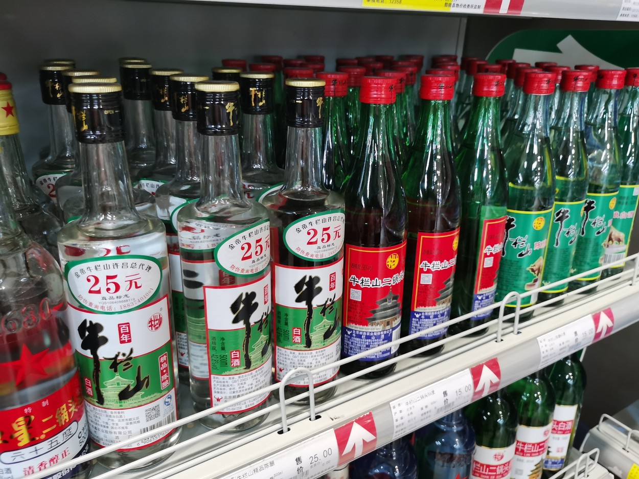 Un influencer chinez a fost găsit mort după ce a băut în direct pe internet o cantitate uriașă de alcool