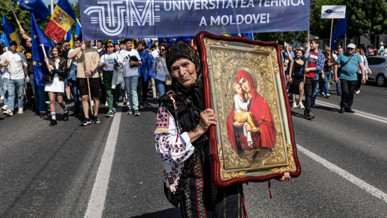 batrana costum popular cu icona in mana la miting in chisinau