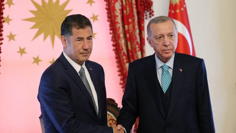 Sinan Ogan, candidatul care a ieșit pe locul trei la alegerile prezidențiale din Turcia dă mâna cu președintele turc Recep Tayyip Erdogan pe 19 mai 2023.