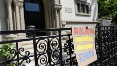 O pancartă cu mesajul "Moldova egal Europa" a fost pusă în fața ambasadei Republicii Moldova din București, duminică 21 mai 2023