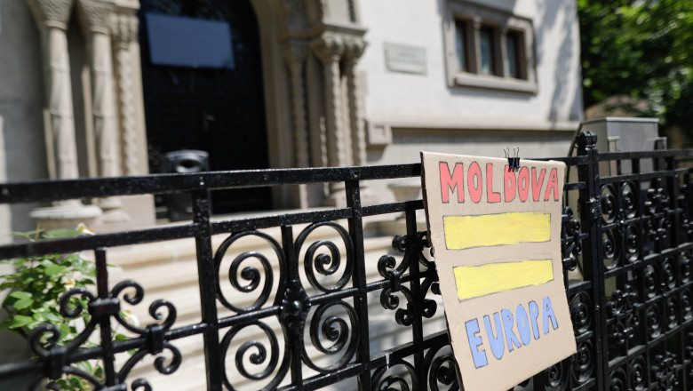 O pancartă cu mesajul "Moldova egal Europa" a fost pusă în fața ambasadei Republicii Moldova din București, duminică 21 mai 2023