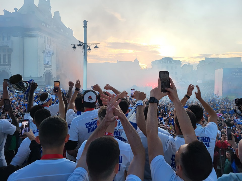 Sărbătoare în Constanța după ce Farul a luat campionatul. Mii de suporteri s-au adunat în Piața Ovidiu și au aplaudat echipa lui Hagi
