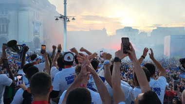 Suporterii echipei Farul Constanța sărbătoresc câștigarea campionatului de fotbal în Piața Ovidiu din Constanța pe 22 mai 2023.