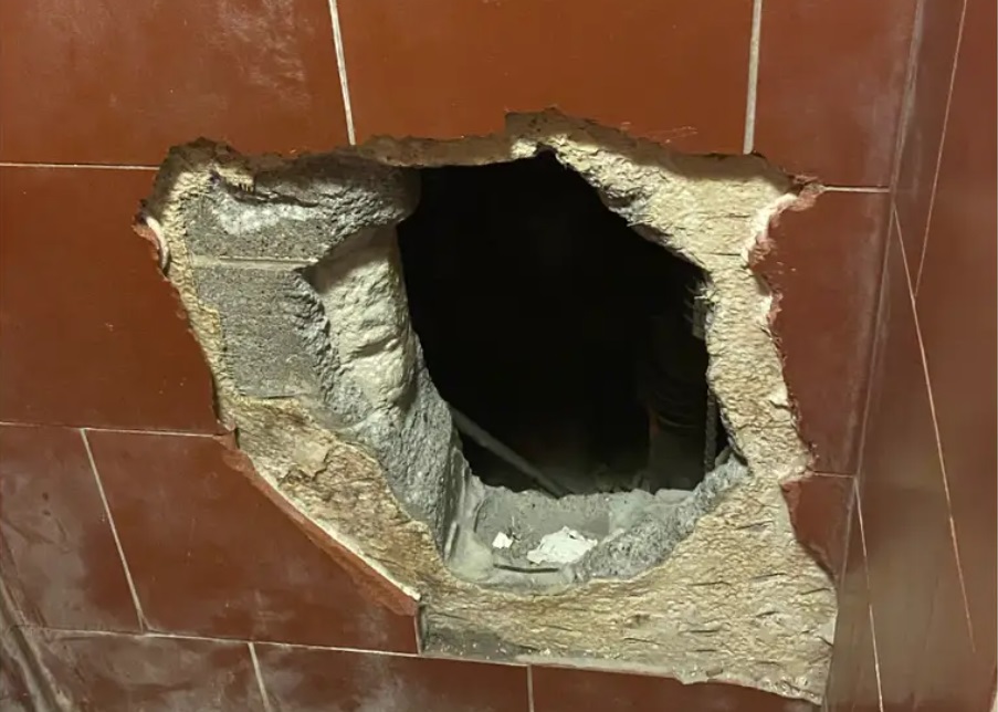 Un deținut a săpat o gaură în peretele închisorii ca să-și poată înjunghia vecinul de celulă