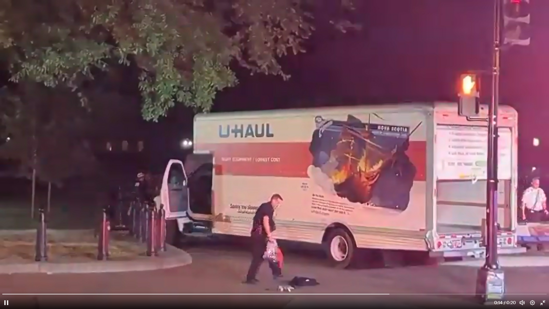 Un camion s-a izbit de două ori de barierele de securitate din apropierea Casei Albe. Șoferul a fost arestat