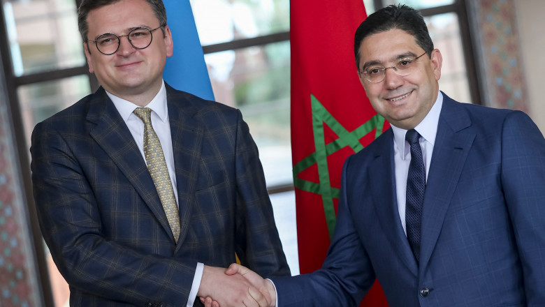 Dmitro Kuleba strânge mâna ministrului marocan de externe cu steagurile Marocului și Ucrainei în spate