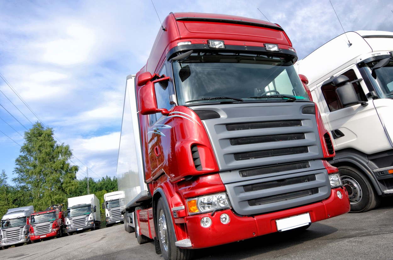 Transportatorii amenință să blocheze România dacă taxa de drum crește de 6 ori, conform condițiilor din PNRR