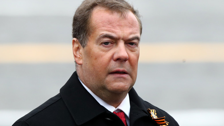 Dmitri Medvedev încruntat