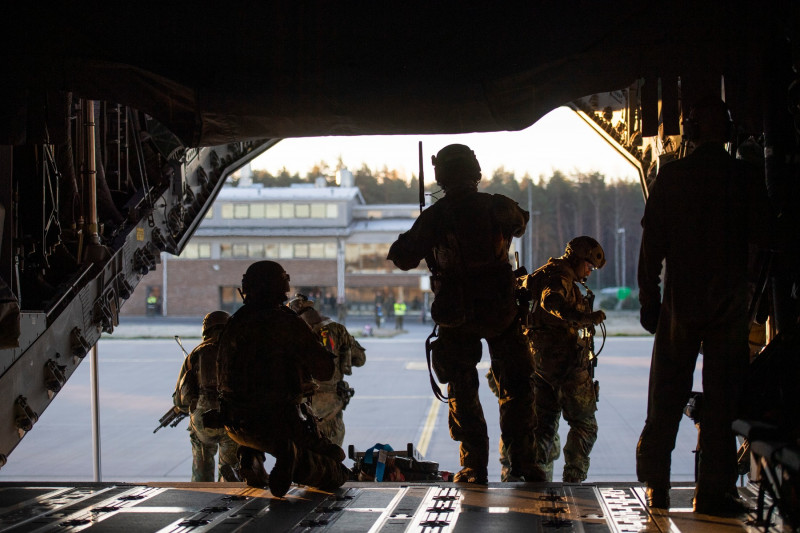 soldați coboară dintr-un avion la baza aeriană Amari din Estonia