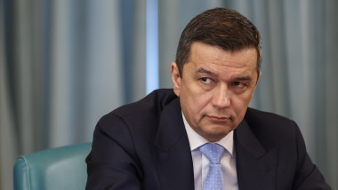 MInistrul Transporturilor Sorin Grindeanu participă la o ședință de guvern la Palatul Victoria din București pe 26 aprilie 2023.