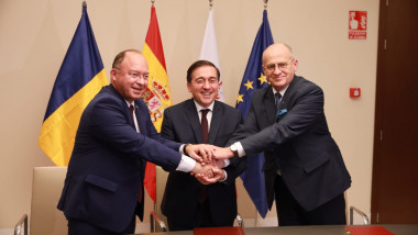 Miniștrii de Externe din România, Spania și Polonia își strâng mâinile după lansarea Trilateralei Romania, Spania, Polonia la Valencia, pe 23 mai 2023.