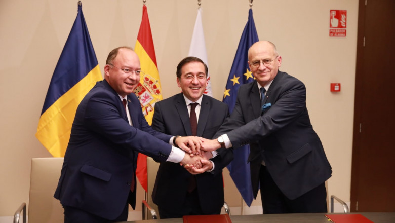 Miniștrii de Externe din România, Spania și Polonia își strâng mâinile după lansarea Trilateralei Romania, Spania, Polonia la Valencia, pe 23 mai 2023.