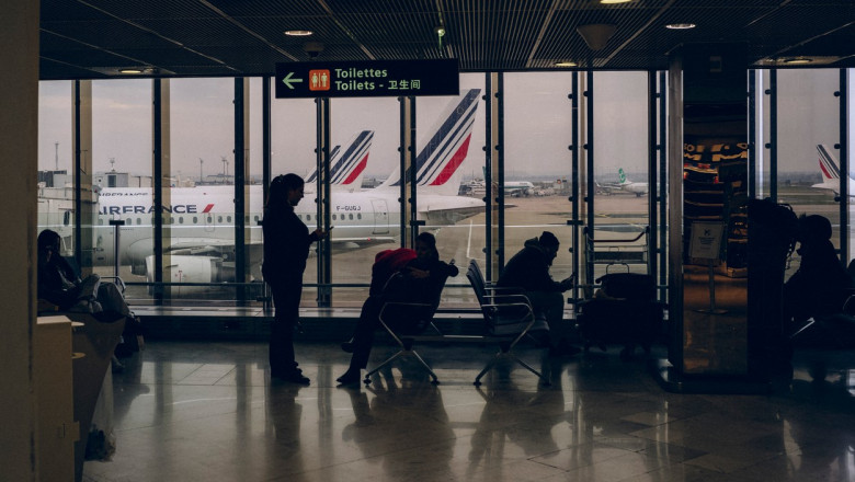 Persoane așteaptă în aeroportul Paris-Orly pe 16 februarie 2023.