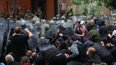 militari kfor se lupta cu protestatari in kosovo