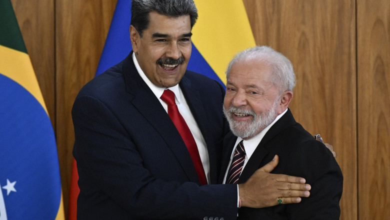 Maduro îl îmbrățișează pe Lula