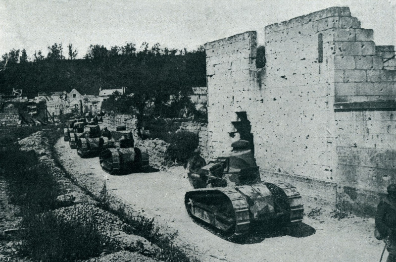 WW1 - French tanks (Renault FT-17) advancing, Oise, France