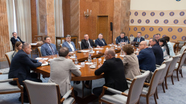Premierul Nicolae Ciucă, președintele Camerei Deputaților Marcel Ciolacu și ministrul Sănătății Alexandru Rafila paricipă la negocierile cu reprezentanții sindicatului Sanitas la Palatul Victoria pe 30 mai 2023.