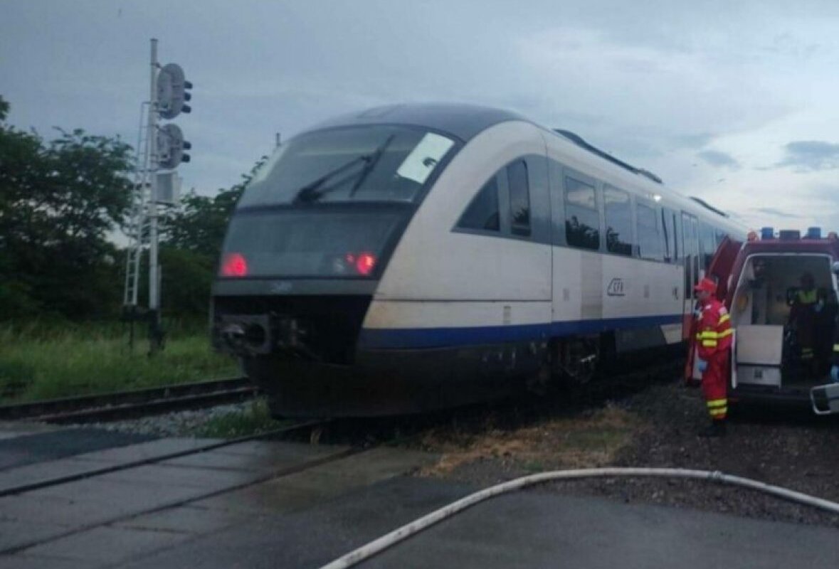 Motorul unui tren de călători a luat foc lângă Pitești. Cei 60 de pasageri au scăpat nevătămați