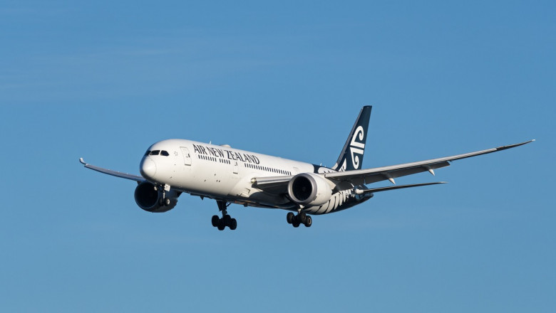 Un avion al companiei Air New Zealand zboară deasupra Canadei pe 12 decembrie 2022.