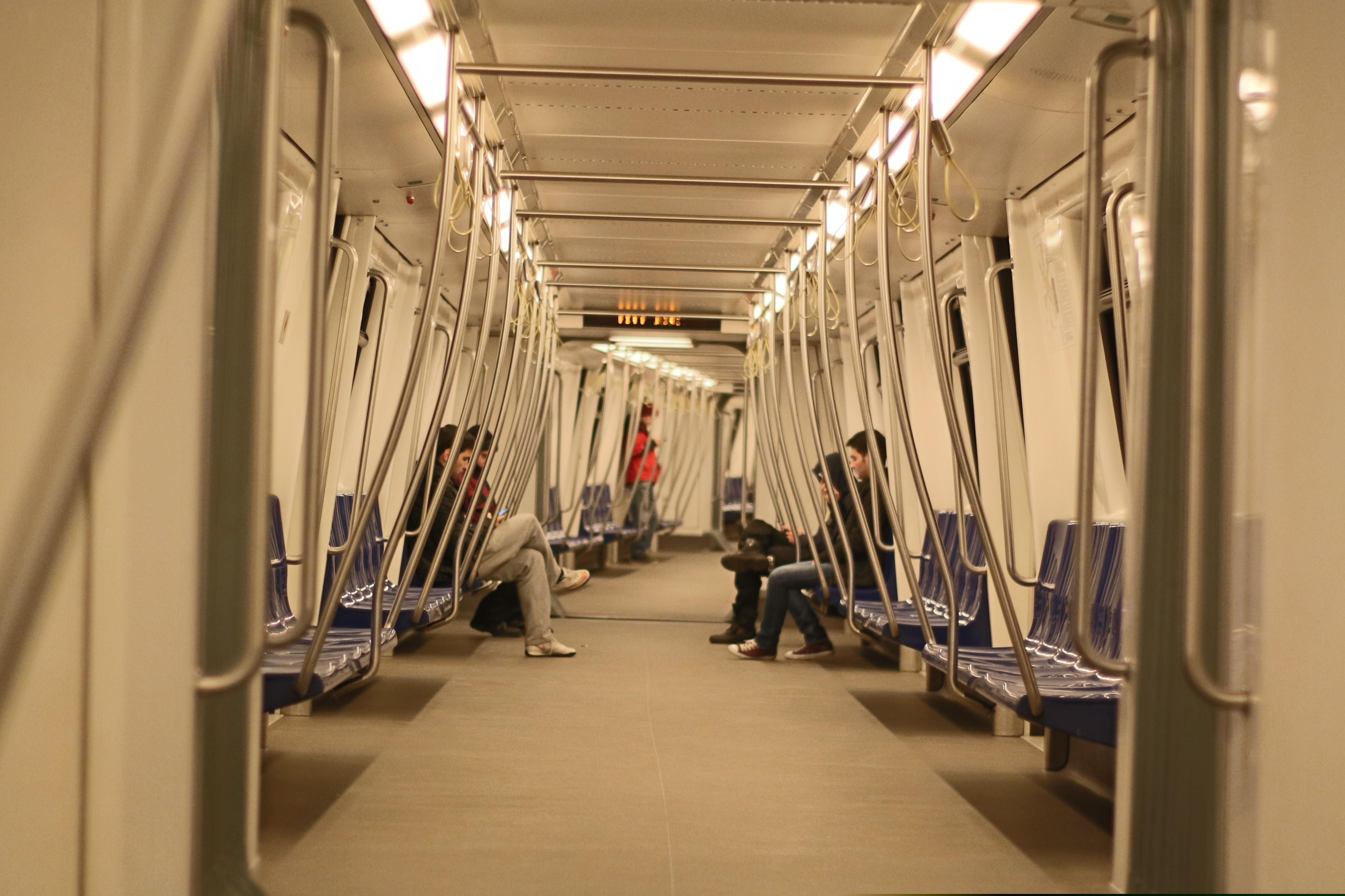 Metrorex a anunțat care este prima stație de metrou cu benzi speciale și panouri pentru persoane cu deficiențe de vedere
