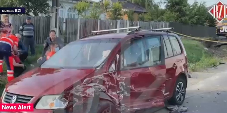 Două mașini s-au izbit în plin în Iași. Șapte oameni au fost răniți, printre care un copil și o femeie însărcinată