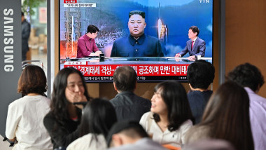 sud-coreeni la o informare despre lansarea de rachetă nord-coreeană