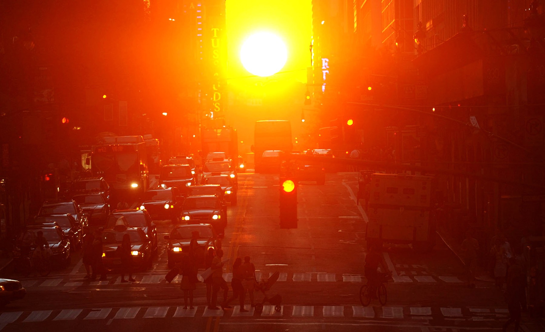 Ce este Manhattanhenge, fenomenul spectaculos care atrage mii de oameni în centrul New Yorkului