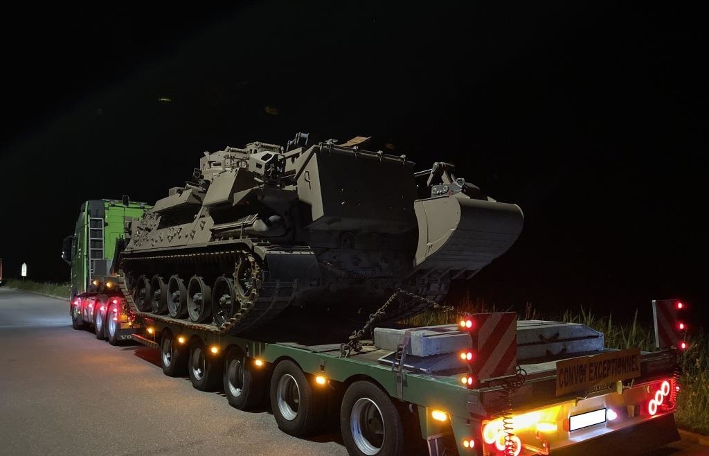 Un șofer român de TIR a vrut să aducă ilegal în țară un tanc. A fost prins în Germania și acum stă pe marginea drumului de patru zile
